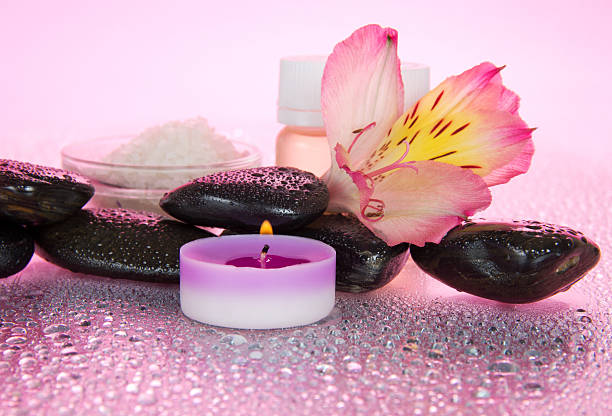 le spa sur fond rose - aromatherapy single flower flower holding photos et images de collection