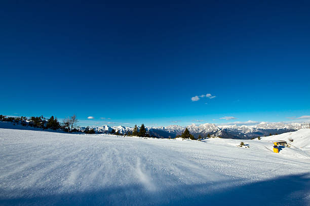 утро на лыжный склон из dolomiti, италия - dolomites ski lift winter ski track стоковые фото и изображения