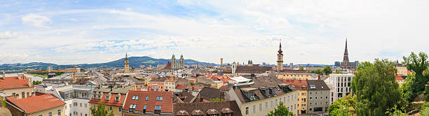 linz, panorama der altstadt, österreich - linz austria upper austria roof stock-fotos und bilder