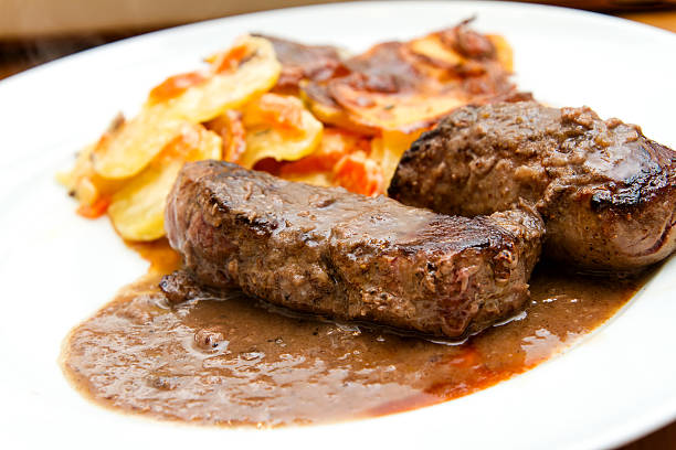 rehfilet mit kartoffelgratin - festessen imagens e fotografias de stock