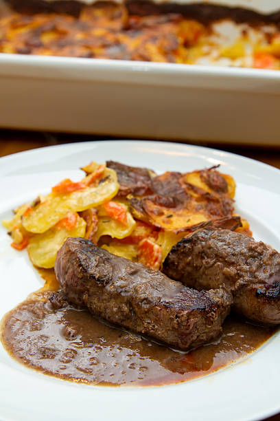 rehfilet mit kartoffelgratin - festessen fotografías e imágenes de stock