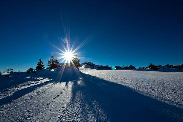 утро на лыжный склон из dolomiti, италия - dolomites ski lift winter ski track стоковые фото и изображения