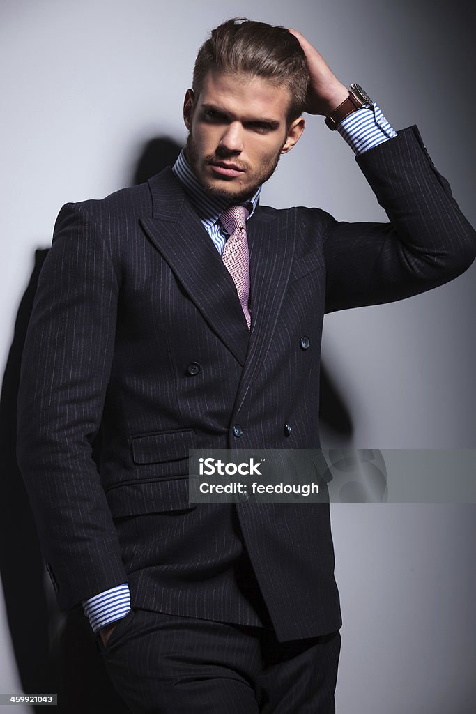Giovane uomo d'affari su sfondo grigio - Foto stock royalty-free di Adulto