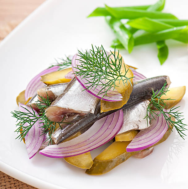 ensalada de pepino con arenques encurtidos y cebollas - healthy eating food and drink raw leek fotografías e imágenes de stock