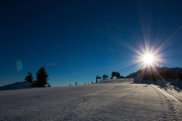 утро на лыжный склон из dolomiti, италия - dolomites ski lift winter ski track стоковые фото и изображения