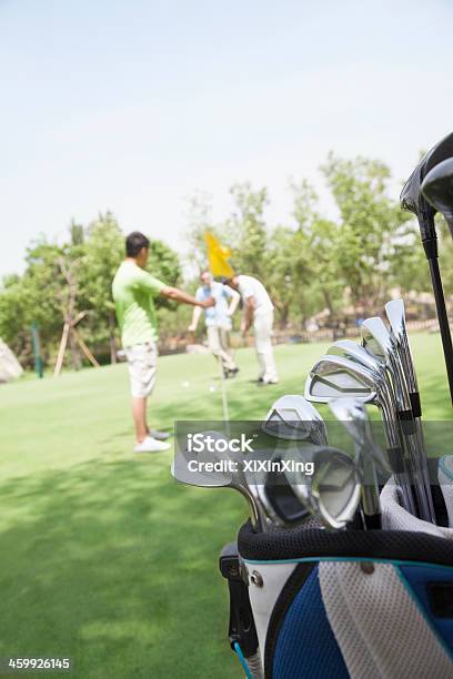 Foto de Três Amigos Jogando Golfe No Campo e mais fotos de stock de Golfista - Golfista, Jovem Adulto, 20-24 Anos