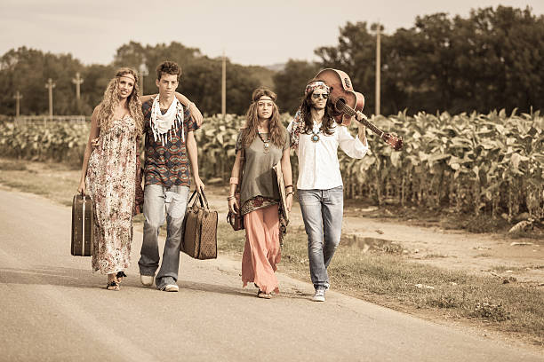 grupa hipis chodzenie na drodze wsi - suitcase old fashioned road retro revival zdjęcia i obrazy z banku zdjęć