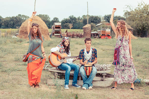 hippy grupo, reproducción de música y baile al aire libre - 1970s style women hippie retro revival fotografías e imágenes de stock