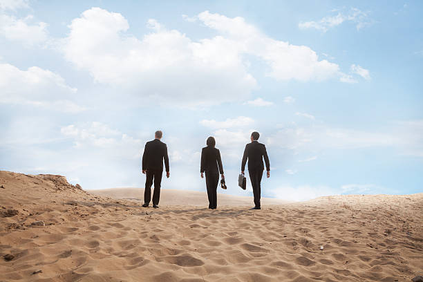 trzech młodych ludzi biznesu spaceru przez pustynię - arid climate asia color image day zdjęcia i obrazy z banku zdjęć