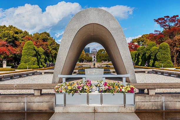 cenotaph am hiroshima peace park - cenotaph stock-fotos und bilder