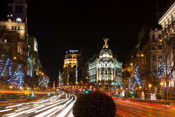 夜のホテルマドリッドの gran via と alcala でクリスマス - metropolis building ストックフォトと画像