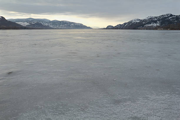 osoyoos lago inverno congelare - lake osoyoos foto e immagini stock