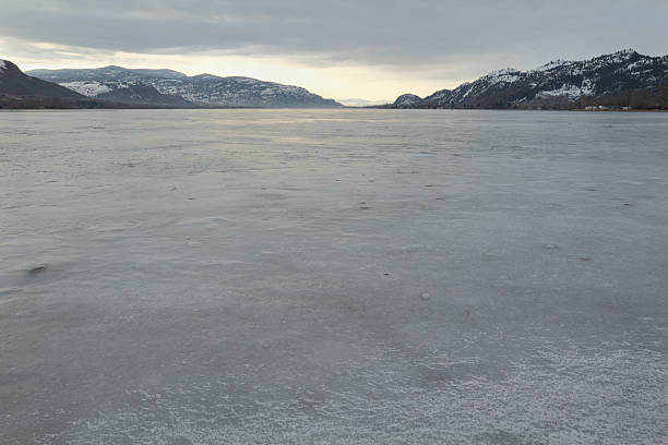 冬のフリーズ osoyoos 湖 - lake osoyoos ストックフォトと画像