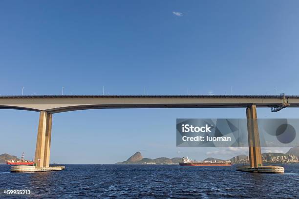 Foto de Ponte Rioniterói e mais fotos de stock de Ponte Rio-Niterói - Ponte Rio-Niterói, Abaixo, Apoiado