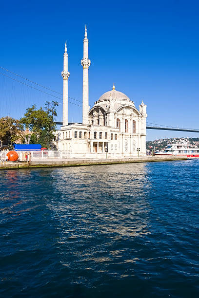 オルタキョイモスク - ortakoy mosque bridge bosphorus istanbul ストックフォトと画像