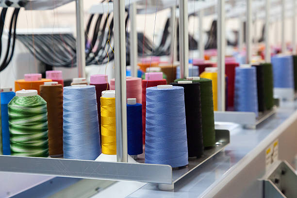 fondo colorido carretes de roscas - embroidery textile industry clothing factory fotografías e imágenes de stock