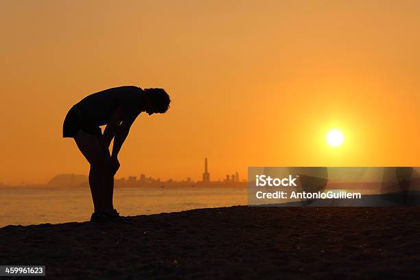 Foto de Silhueta De Um Sportsman Cansados Ao Pôrdosol e mais fotos de stock de Calor - Calor, Exaustão, Correr