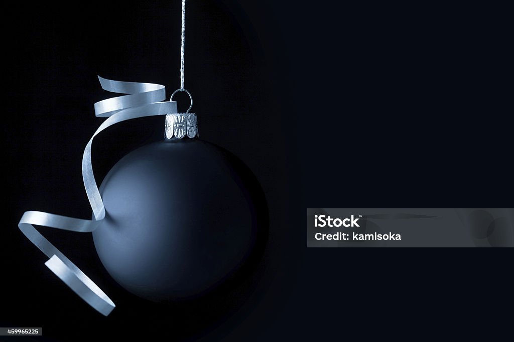 Blue Christmas Ball na czarnym - Zbiór zdjęć royalty-free (Tło)