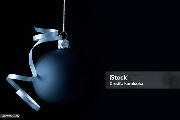 Blue Christmas Ball Na Czarnym - zdjęcia stockowe i więcej obrazów Tło - Tło, Bombka, Boże Narodzenie