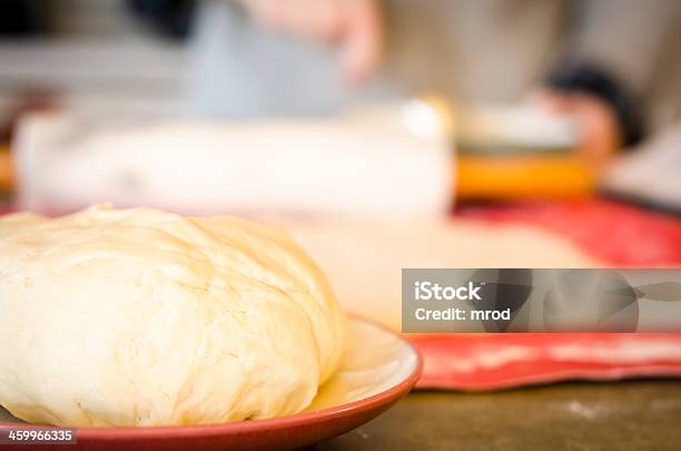 Hornear Pasteles Foto de stock y más banco de imágenes de Cocina - Estructura de edificio - Cocina - Estructura de edificio, Cocina doméstica, Color - Tipo de imagen