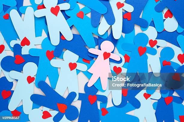 Menina Com Coração Em Torno De Meninos - Fotografias de stock e mais imagens de Símbolo do Coração - Símbolo do Coração, Corrente de Papel, Plano de Fundo