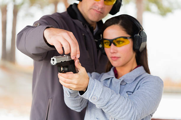 практиковаться в тир - target shooting стоковые фото и изображения