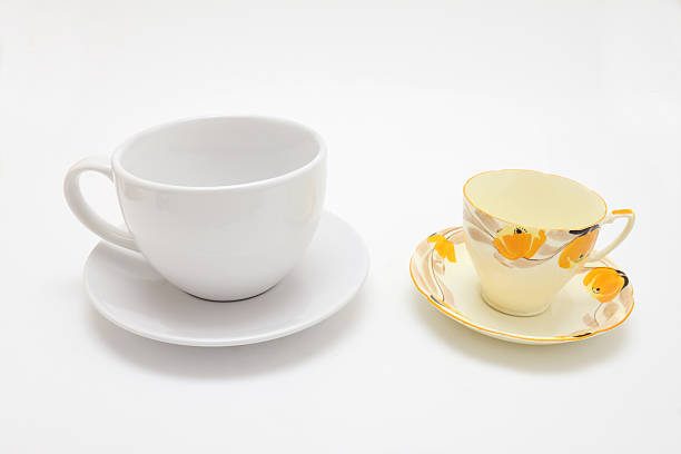 большие и малые чашка блюдце - two objects cup saucer isolated стоковые фото и изображения