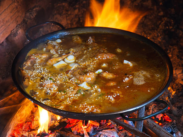 istock Cooking a paella - Cocinando 459969085