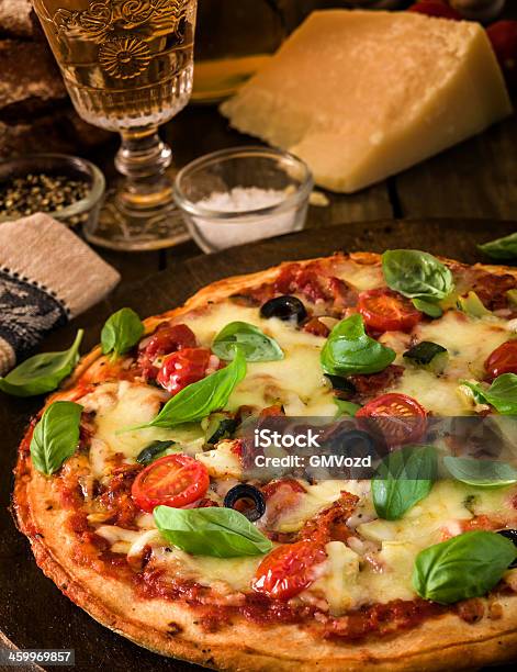 Pizza Foto de stock y más banco de imágenes de Aceituna - Aceituna, Aceituna negra, Al horno