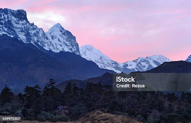 Dopo Il Tramonto Bagliore In Himalaya Nepal - Fotografie stock e altre immagini di Montagna - Montagna, Rosa - Colore, Rosso