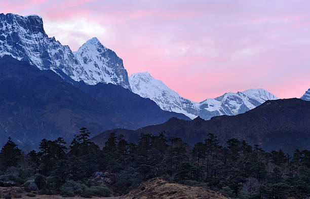 após o pôr-do-sol brilha no himalaia, nepal - passion mountain range mountain national park imagens e fotografias de stock