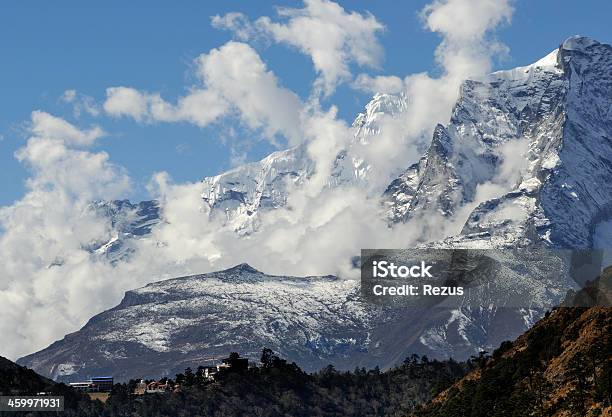 ヒマラヤ山脈山の景観をお届けします ビューを Tengboche ヴィラージュ3860 M - まぶしいのストックフォトや画像を多数ご用意 - まぶしい, アジア大陸, エベレスト国立公園