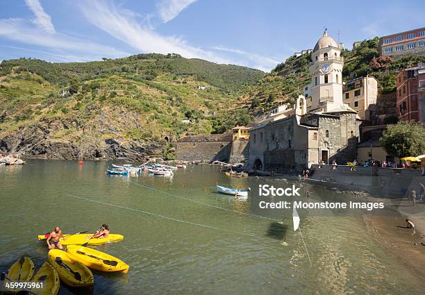 Vernazza W Cinque Terre Włochy - zdjęcia stockowe i więcej obrazów Bez ludzi - Bez ludzi, Brzeg wody, Chmura