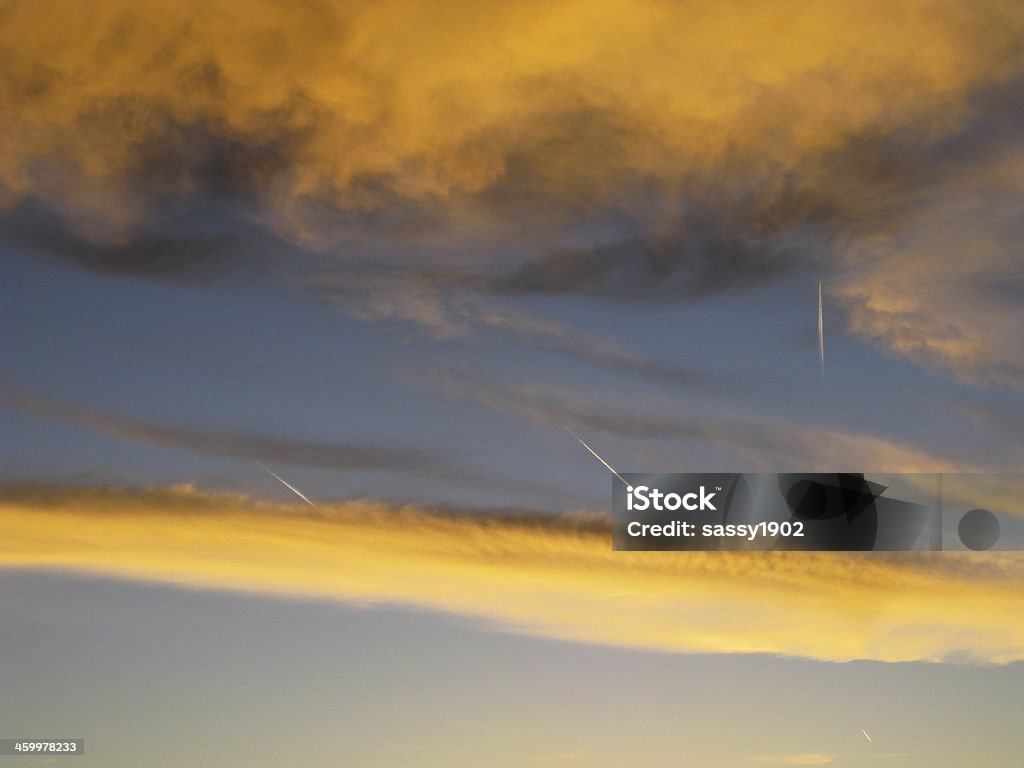 Nubes al atardecer senderos de hidromasaje - Foto de stock de Aire libre libre de derechos