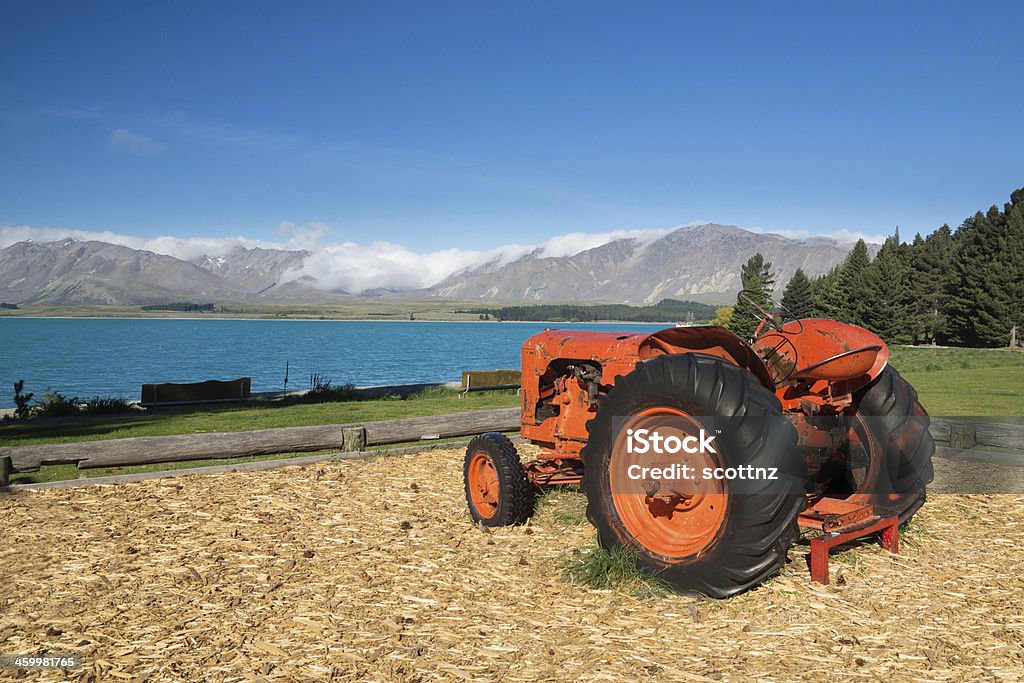 Old red tracteur sur la rive d'un lac - Photo de Nouvelle-Zélande libre de droits