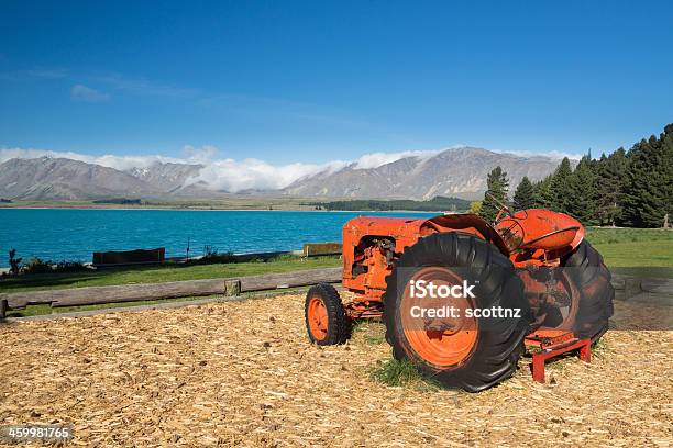 Rosso Vecchio Trattore Sulla Riva Del Lago - Fotografie stock e altre immagini di Nuova Zelanda - Nuova Zelanda, Trattore, Vecchio