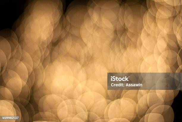 Foto de Luz Através De Bokeh À Noite e mais fotos de stock de Brilhante - Luminosidade - Brilhante - Luminosidade, Comemoração - Conceito, Comportamento