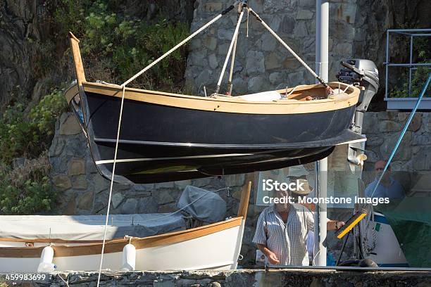 Manarola En Los Cinco Tierras Italia Foto de stock y más banco de imágenes de Aire libre - Aire libre, Aldea, Barco de remos