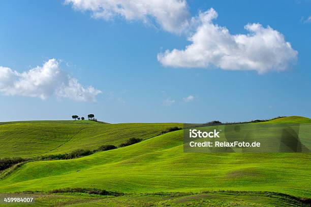 Verde Hills Céu Azul Nuvens Brancaspaisagem Toscana Itália - Fotografias de stock e mais imagens de Ajardinado