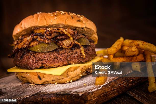 Burger - zdjęcia stockowe i więcej obrazów Bez ludzi - Bez ludzi, Burger, Bułka