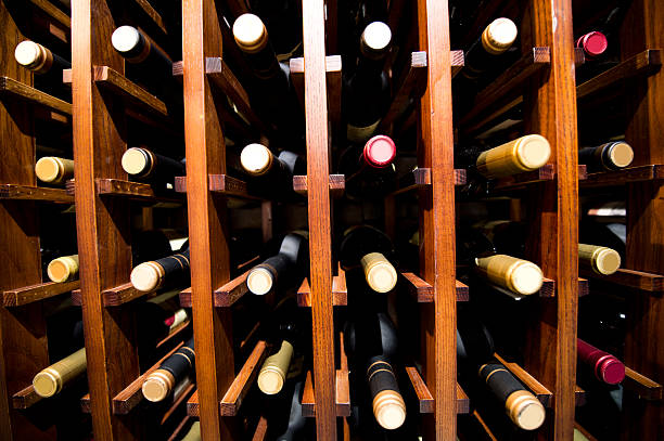 botellas de vino - wine wine rack liquor store bar fotografías e imágenes de stock