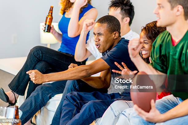 Junge Menschen Beobachten Fußballspiel Stockfoto und mehr Bilder von Amerikanischer Football - Amerikanischer Football, Fernsehbranche, Fernseher