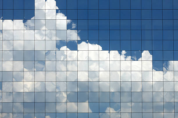 nuvens reflectido no windows moderno edifício de escritórios - reflective glass imagens e fotografias de stock