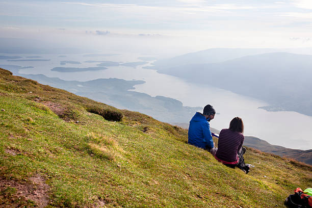 ベンローモンドでのハイキング - loch lomond loch ben lomond scotland ストックフォトと画像