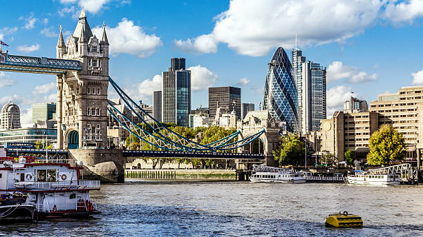 london vue depuis la rivière thames - thames river london england blue city photos et images de collection