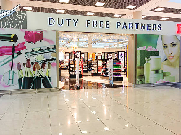 duty free parfüm store an den internationalen flughafen moskau sheremet - mobilestock editorial russia airport stock-fotos und bilder