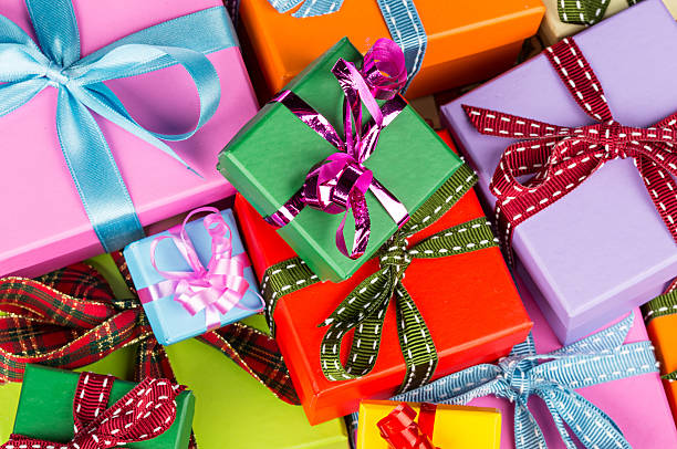 bunte geschenk-boxen - geburtstagsgeschenk stock-fotos und bilder