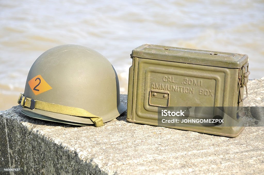 WW2 US Army Helmet & Ammo Box - Lizenzfrei 1940-1949 Stock-Foto