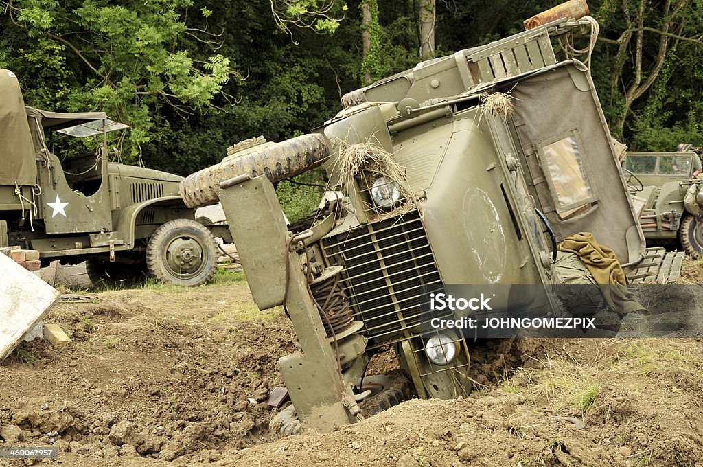 WW2 USA militare camion sul campo di battaglia - Foto stock royalty-free di 1940-1949