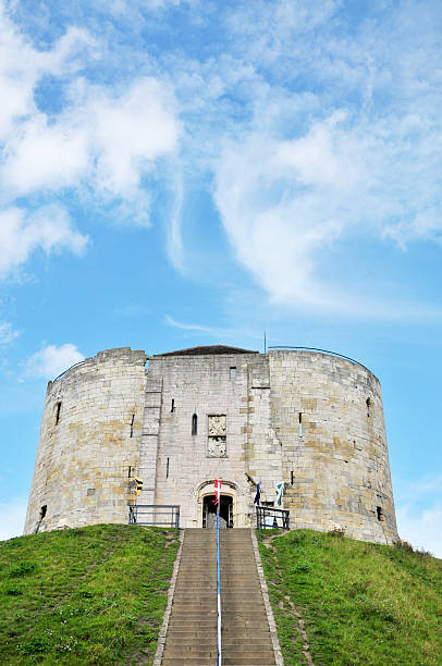 clifford's tower, york, großbritannien - castle famous place low angle view england stock-fotos und bilder